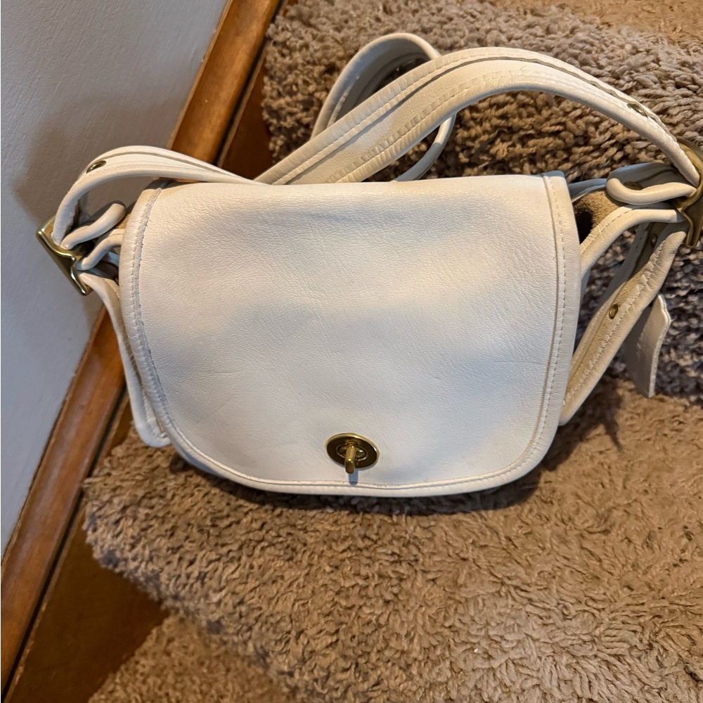 Vintage Coach Mini Saddle Crossbody – White Leather – Turnlock)